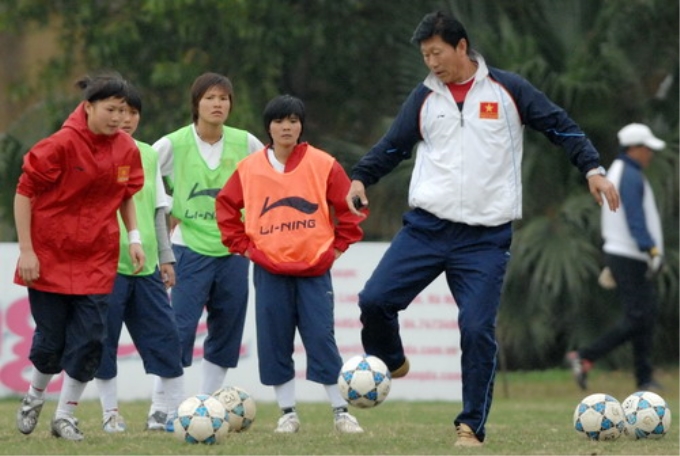 Thầy trò HLV Trần Vân Phát hi vọng sẽ đem "vàng" về cho bóng đá nữ Việt Nam tại SEAGAMES 25